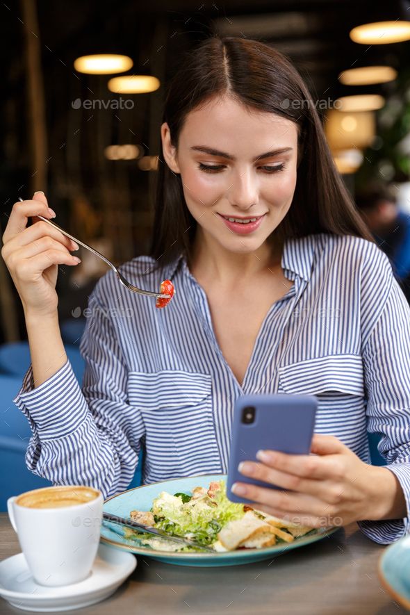 persona comiendo en su restaurante ideal