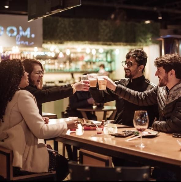 personas compartiendo en su restaurante ideal cerca